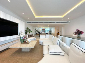 Luxury Two Bedroom Apartment on the Palm